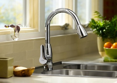 Какой смеситель выбрать для кухни, чтобы вода не летела во все стороны?